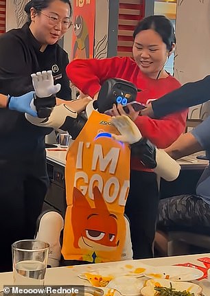 Robot biểu diễn bất ngờ “nổi loạn” trong nhà hàng, đập phá bát đĩa khiến nhân viên vất vả khống chế giữa đám đông hoảng loạn - Ảnh 3.