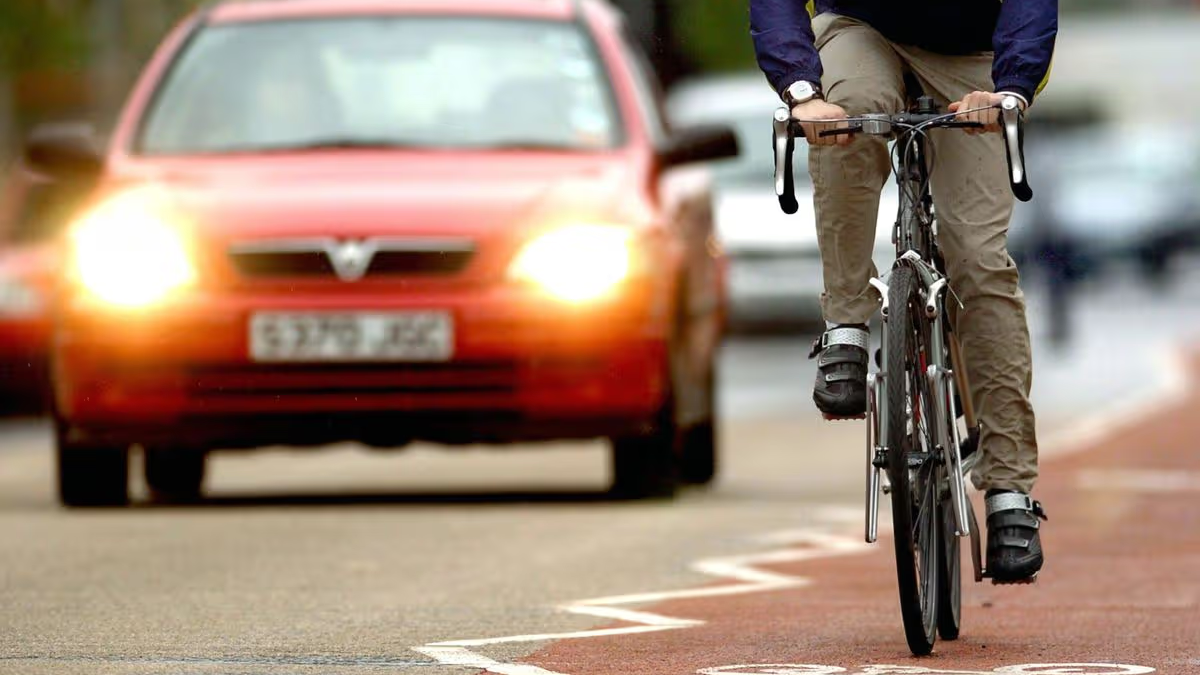 Tiến sĩ giải mã hiện tượng xe đi chậm như “rùa bò” vẫn bắt kịp bạn ở đèn đỏ: hóa ra phóng nhanh cũng chẳng để làm gì