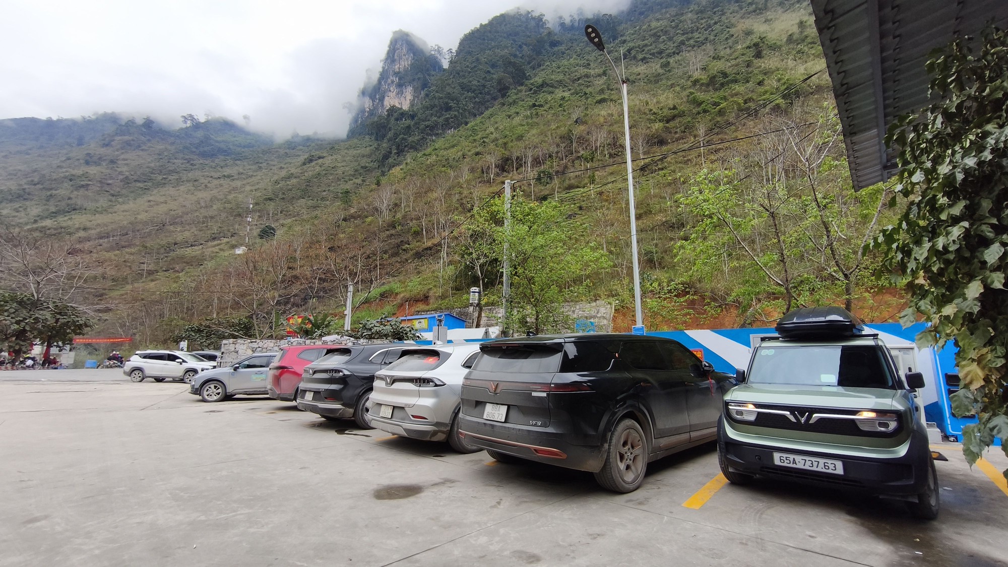 Xuyên Việt 5.500 km bằng VinFast VF 3: Sạc 53 lần, ngủ trên xe thoải mái, tiết kiệm hơn chục triệu và vượt đèo Mã Pì Lèng ngon ơ- Ảnh 3.