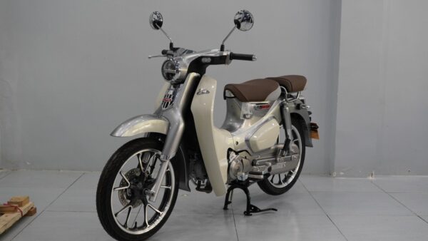 Honda Super Cub nhập Thái giá ngang ngửa SH350i