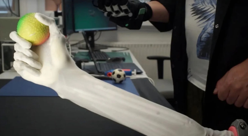 Sau bảy năm nghiên cứu giải phẫu cơ thể, công ty Ba Lan thành công chế tạo cánh tay robot sở hữu cơ bắp như con người, có thể nắm được 7 kg chỉ bằng một ngón tay - Ảnh 3.