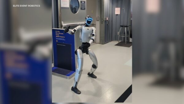 Robot hình người Bebop gây náo loạn và làm chậm chuyến bay vì mang theo pin ‘cấm’