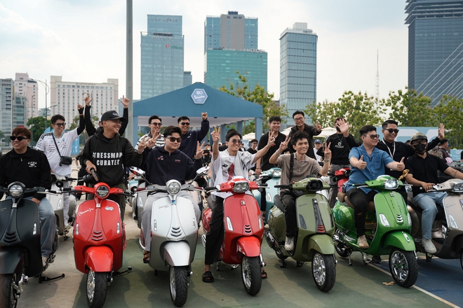Đi Vespa không đơn giản là “chạy xe”, đó là một kiểu “trình diễn di sản”- Ảnh 12. Đi Vespa không đơn giản là “chạy xe”, đó là một kiểu “trình diễn di sản”- Ảnh 12.