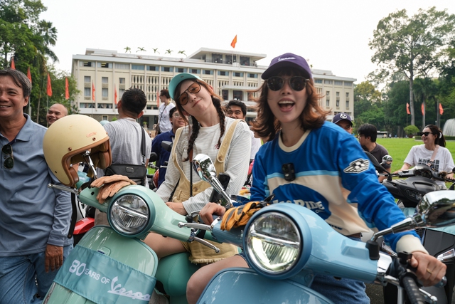 Đi Vespa không đơn giản là “chạy xe”, đó là một kiểu “trình diễn di sản”- Ảnh 3. Đi Vespa không đơn giản là “chạy xe”, đó là một kiểu “trình diễn di sản”- Ảnh 3.
