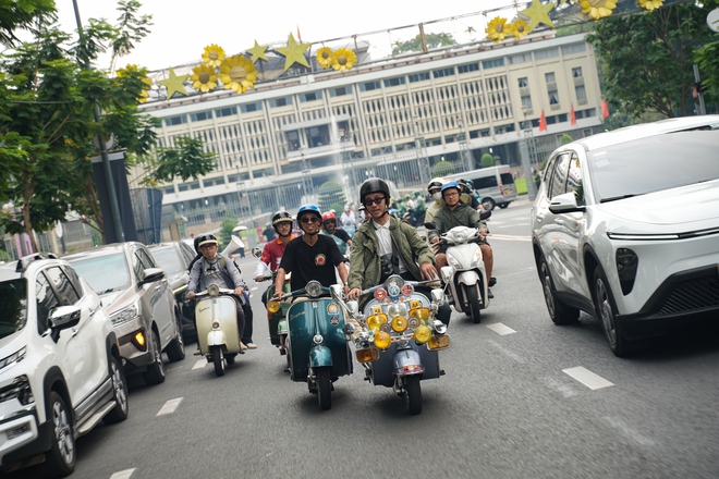 Đi Vespa không đơn giản là “chạy xe”, đó là một kiểu “trình diễn di sản”- Ảnh 18. Đi Vespa không đơn giản là “chạy xe”, đó là một kiểu “trình diễn di sản”- Ảnh 18.