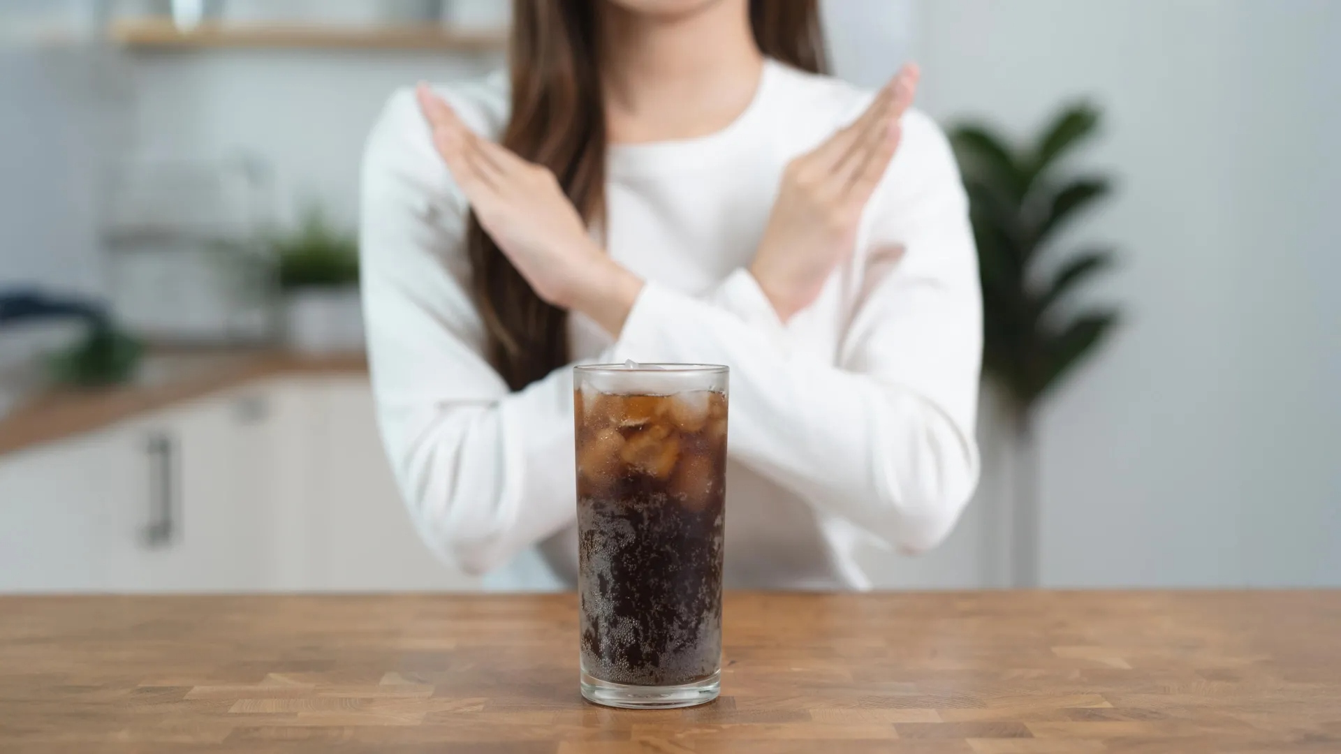 avoid-sugary-drinks-and-soda-1782273366210372588671 Cắt bỏ hoàn toàn đường có thể phản tác dụng? Nghiên cứu mới phát hiện chuột kiêng đường xuất hiện gan nhiễm mỡ và rối loạn chuyển hóa - Ảnh 2.