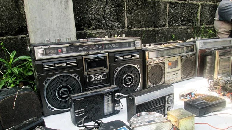 aiwa-boombox-1787417030-1787830379943-17878303802191824276442 Đây là món đồ điện tử mà ngày xưa "cho cũng không ai lấy", thế mà giờ nhà nào còn là đem đi bán được khối tiền - Ảnh 11.