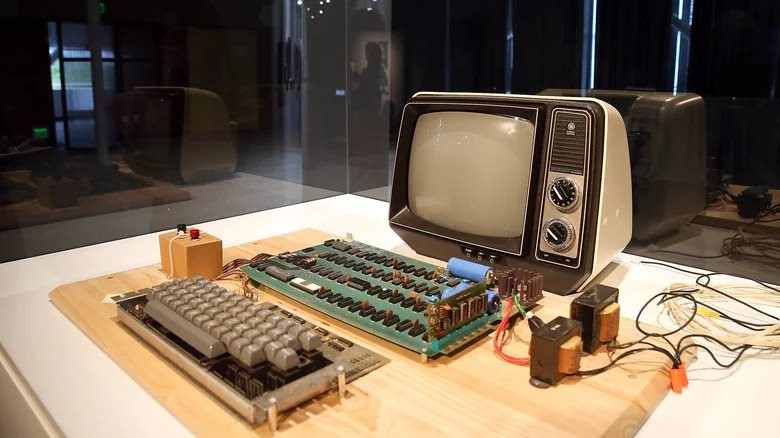 apple-i-computer-1787417025-1787830372312-17878303725461329151628 Đây là món đồ điện tử mà ngày xưa "cho cũng không ai lấy", thế mà giờ nhà nào còn là đem đi bán được khối tiền - Ảnh 3.