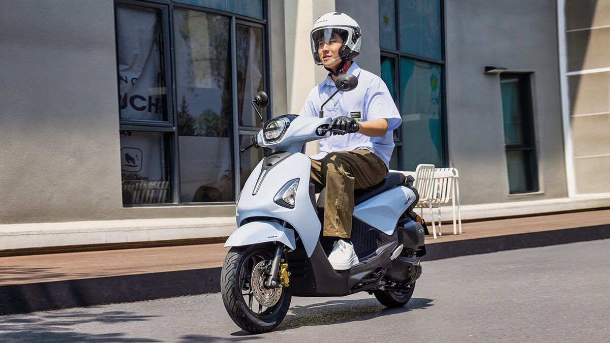“Xe tay ga quốc dân” Honda Vision sắp gặp đối thủ lớn: Động cơ eSP, có phanh ABS, cùng nhà Honda mà giá rẻ không tưởng!