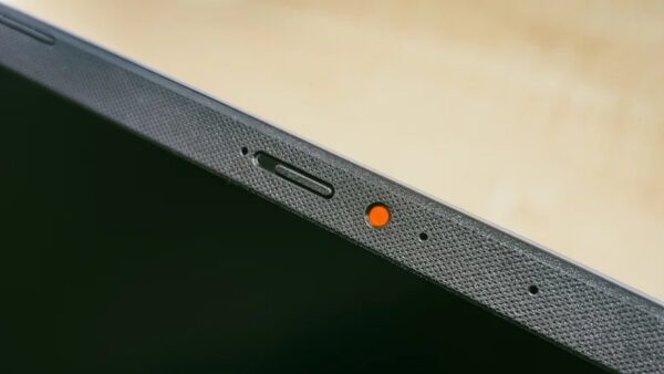 Chấm đỏ bí ẩn trên webcam laptop: Đừng vội hoảng sợ nghĩ mình đang bị theo dõi!