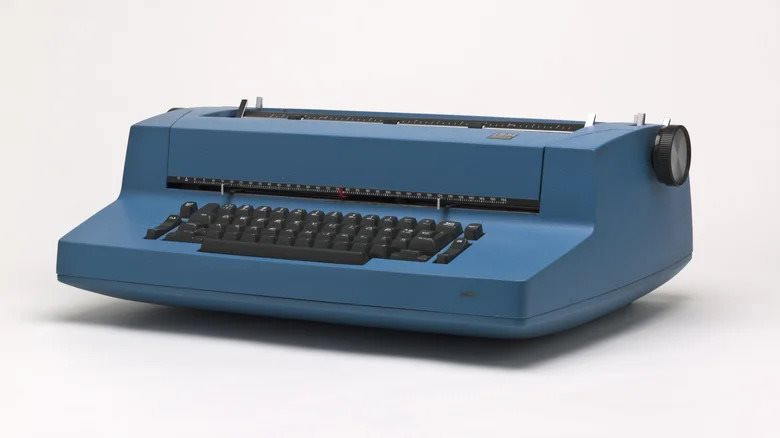 ibm-selectric-ii-typewriter-1787417027-1787830375179-17878303754491875297868 Đây là món đồ điện tử mà ngày xưa "cho cũng không ai lấy", thế mà giờ nhà nào còn là đem đi bán được khối tiền - Ảnh 6.