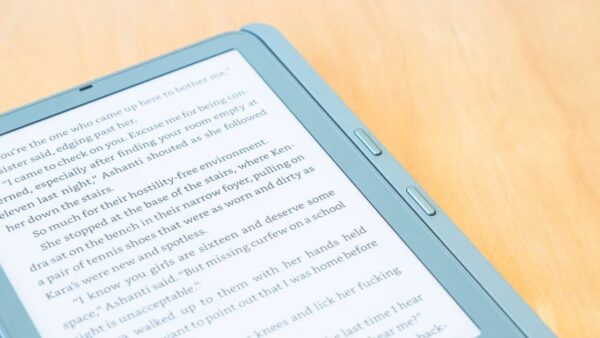 Ốp lưng Kindle mới của Amazon gây sốt cộng đồng nhờ tích hợp nút bấm lật trang vật lý