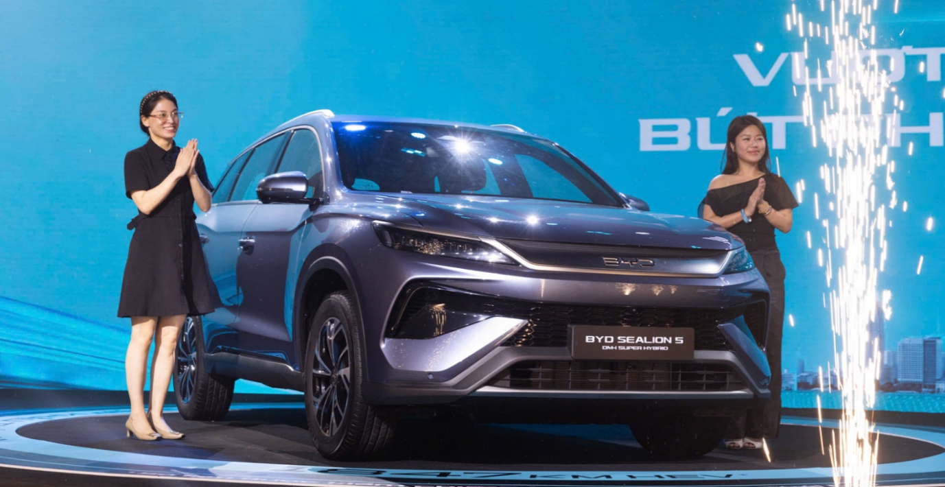 BYD Sealion 5 “đổ bộ” Hà Nội: SUV cỡ C kết hợp động cơ xăng và mô-tơ điện - Ảnh 1. BYD Sealion 5 “đổ bộ” Hà Nội: SUV cỡ C kết hợp động cơ xăng và mô-tơ điện - Ảnh 1.
