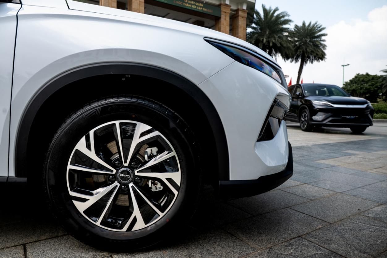 BYD Sealion 5 “đổ bộ” Hà Nội: SUV cỡ C kết hợp động cơ xăng và mô-tơ điện - Ảnh 2. BYD Sealion 5 “đổ bộ” Hà Nội: SUV cỡ C kết hợp động cơ xăng và mô-tơ điện - Ảnh 2.