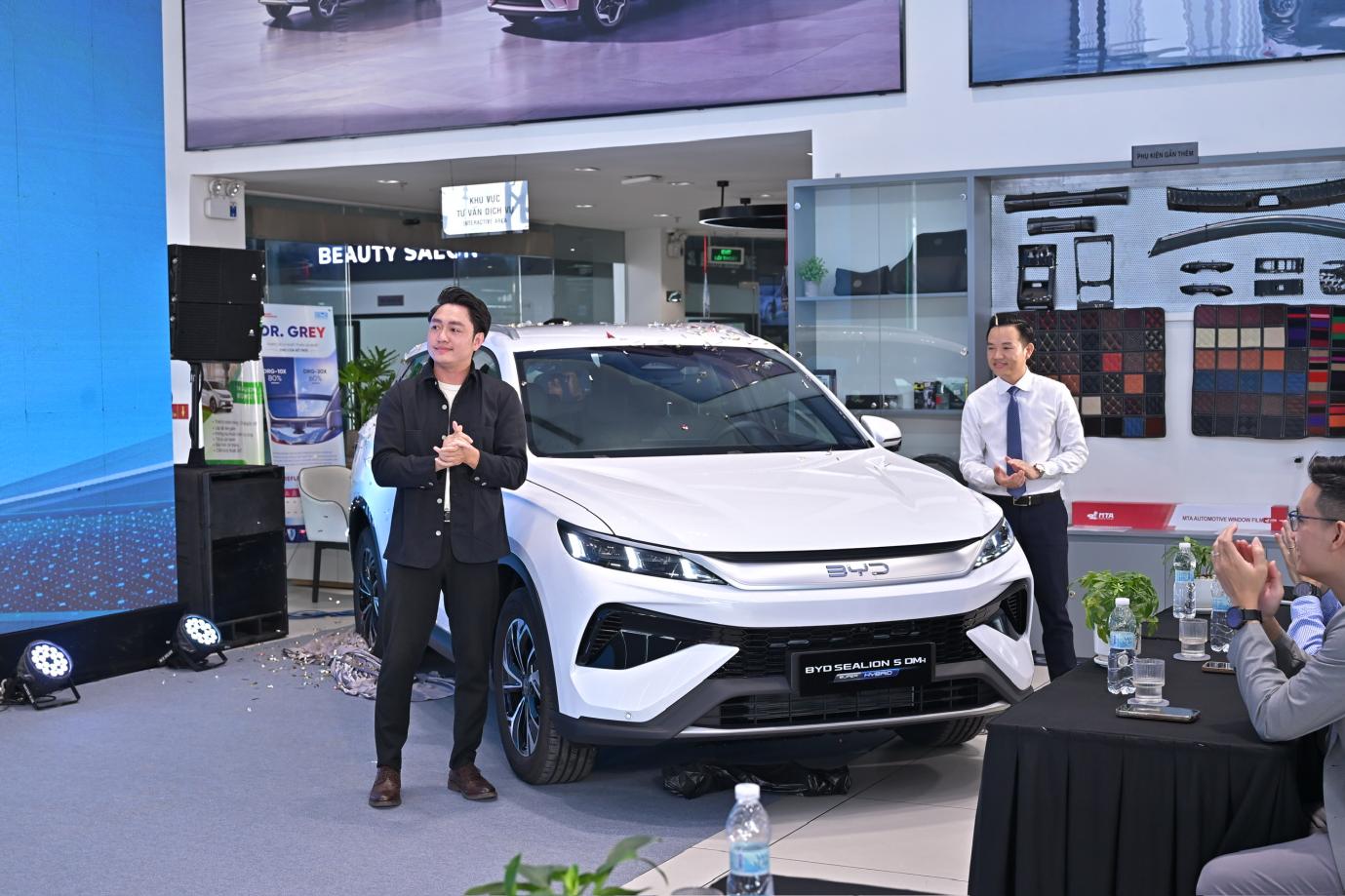 BYD Sealion 5 “đổ bộ” Hà Nội: SUV cỡ C kết hợp động cơ xăng và mô-tơ điện - Ảnh 4. BYD Sealion 5 “đổ bộ” Hà Nội: SUV cỡ C kết hợp động cơ xăng và mô-tơ điện - Ảnh 4.